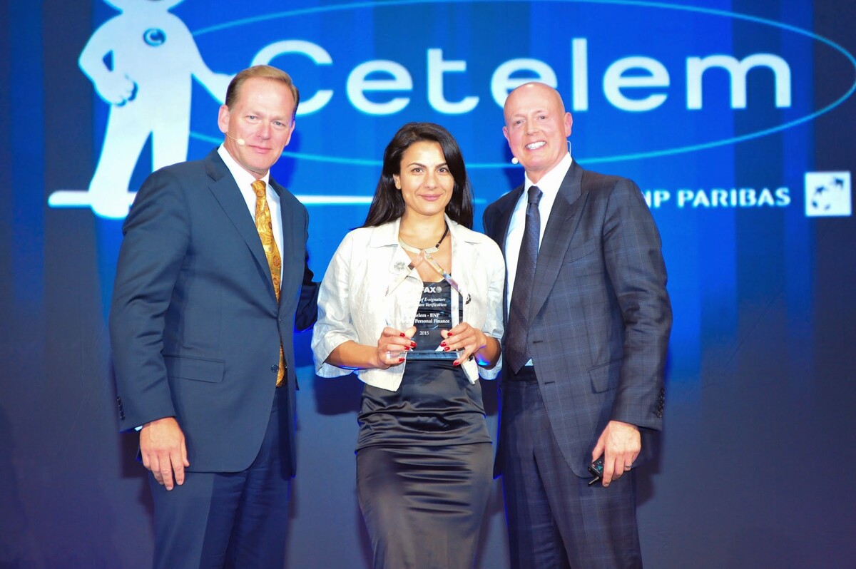 Simona Baloiu, E-Commerce Manager of Cetelem accepting award from Reynolds C. Bish, Kofax’s Chief Executive Officer and Howard Dratler, Kofax’s Executive Vice President of Field Operations 