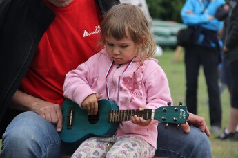 Gitara patrí ku táboráku
